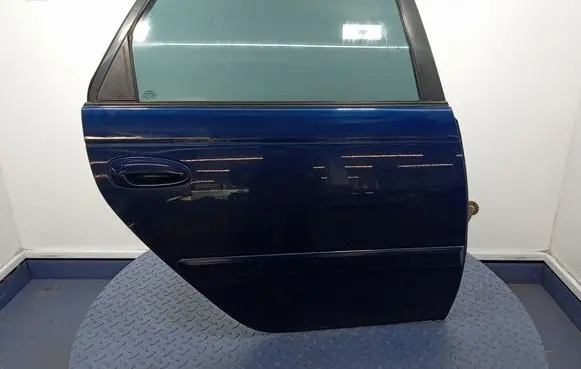 Toyota Avensis T220 Rear door 