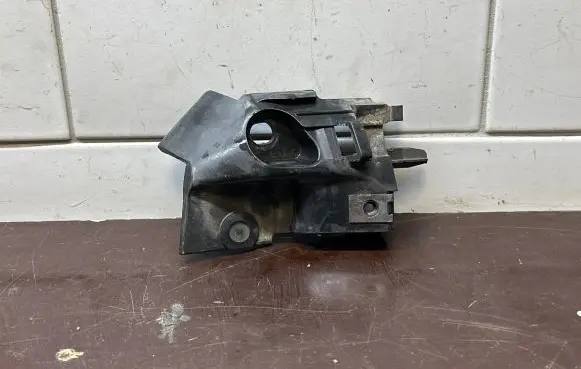 Volvo C30 Front bumper mounting bracket 31214663