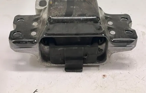 Volkswagen PASSAT B6 Engine mount bracket 1K0199555