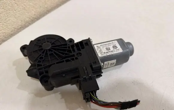 Skoda Fabia Mk2 (5J) Front door window regulator motor 6R0959801AJ