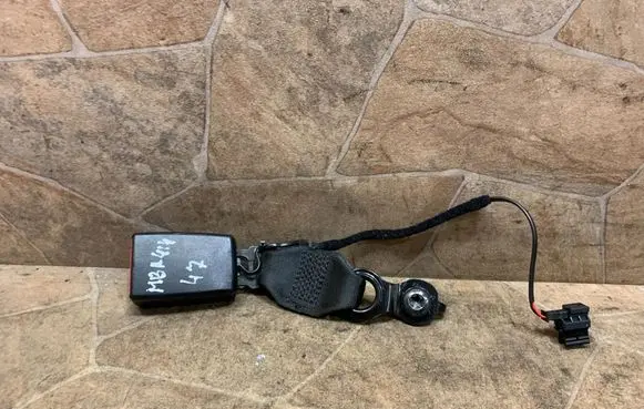 BMW 2 F46 Rear seatbelt buckle 7371653