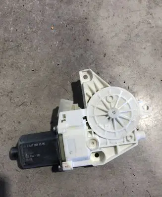 Mercedes-Benz Vito Viano W447 Front door window regulator motor A4479063500