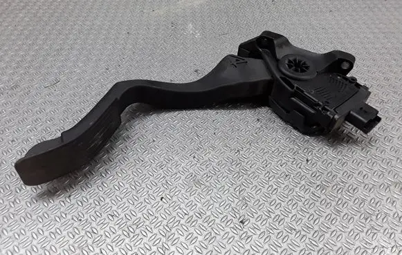 Accelerator throttle pedal