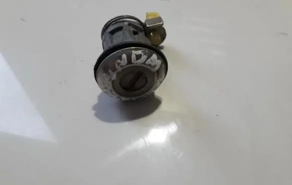 Hyundai Lantra II Front door lock (next to the handle) 