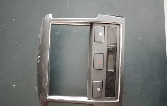 KIA Sorento Radio/GPS head unit trim 945003E500