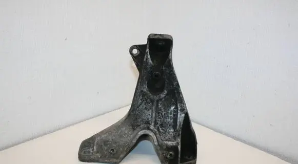 Engine mounting bracket