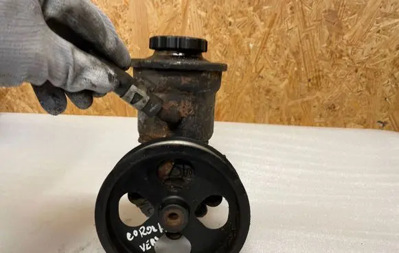 Toyota Corolla Verso E121 Power steering pump 12180