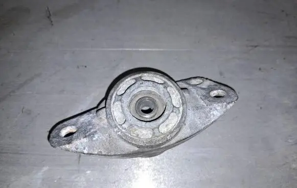 Seat Toledo III (5P) Front shock absorber mounting bracket 1K0513353