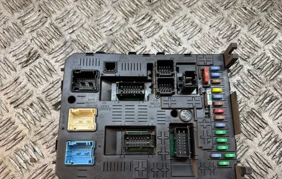 Peugeot Partner Fuse box set 9678477080