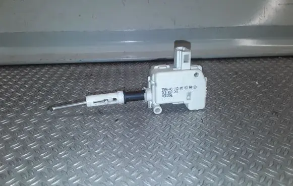 Porsche Cayenne (9PA) Central locking motor 7L5827761