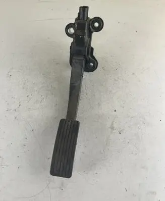 Accelerator throttle pedal