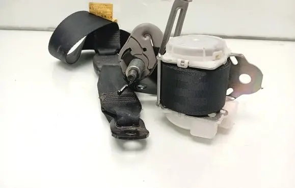 Toyota Yaris Middle seatbelt (rear) 7E6070 0435032 146529