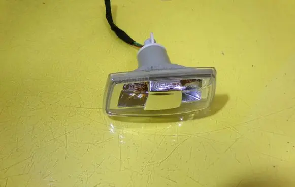 Opel Zafira B Front fender indicator light 13252455