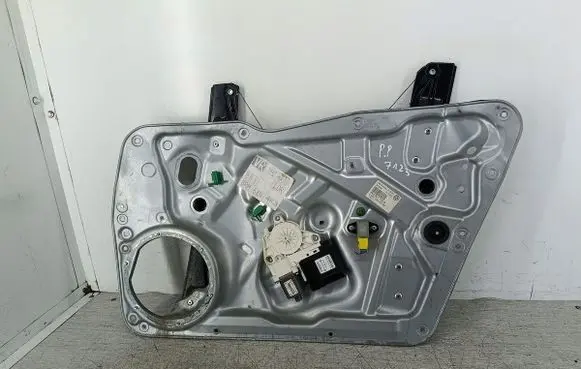 Volkswagen Tiguan Front door window regulator with motor