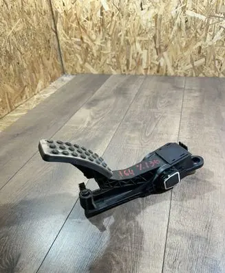 Mercedes-Benz ML W164 Accelerator throttle pedal A1643000104