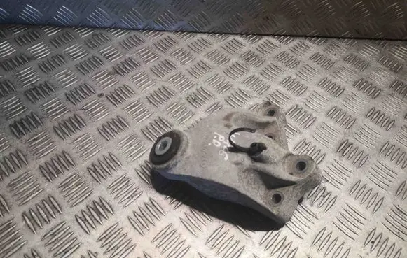 Engine mounting bracket