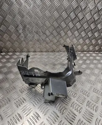 Audi Q7 4M Fender mounting bracket 4M0821137B