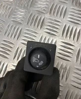 Land Rover Freelander Wing mirror switch YUH100270