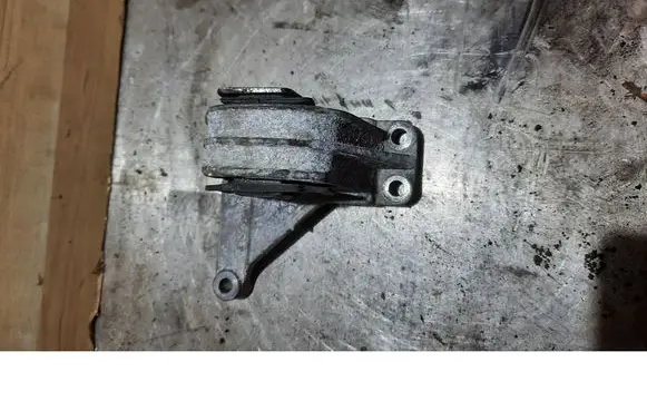 Volvo V70 Engine mounting bracket