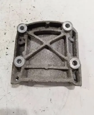 Honda CR-V Engine mounting bracket