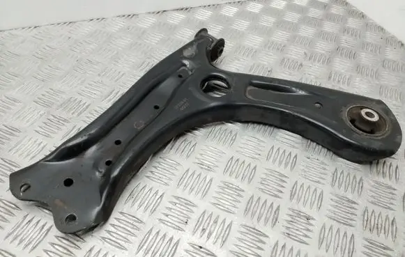 Audi A1 Front lower control arm/wishbone 3723801