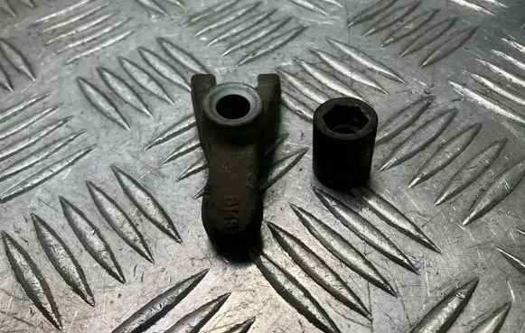 Opel Astra H Fuel Injector clamp holder