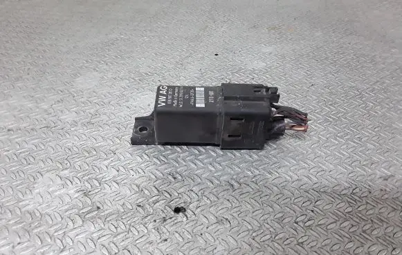Volkswagen Caddy Glow plug pre-heat relay 038907281D
