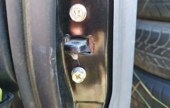 Mitsubishi Pajero Rear door check strap stopper