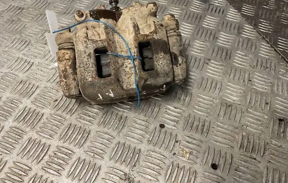 Mitsubishi Pajero Front brake caliper