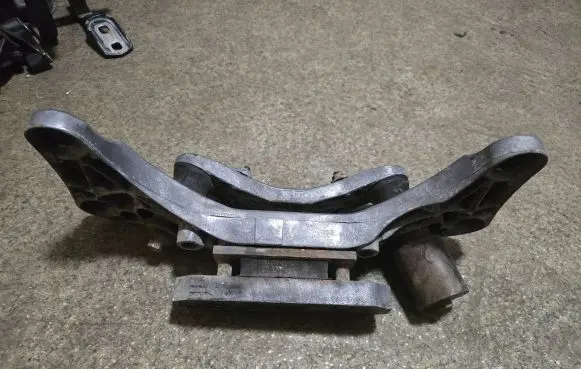 BMW 5 E39 Engine mount bracket 1093668 1094105 1094104