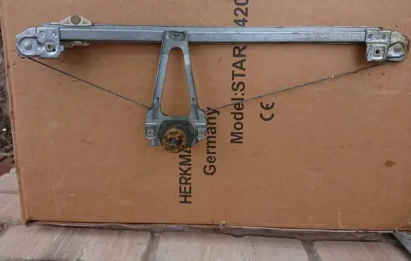 Rear door manual window regulator