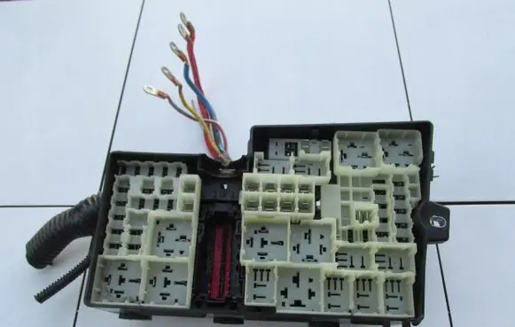Ford Focus Relay mounting block 