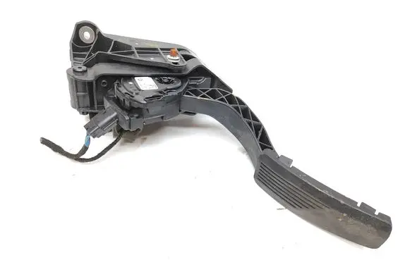 Accelerator throttle pedal