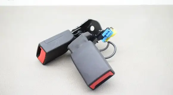 Middle seatbelt buckle (rear)