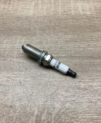 Renault Clio IV Spark plug 7700500192