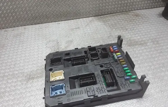 Citroen C4 I Fuse module 281197595