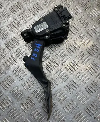Accelerator throttle pedal