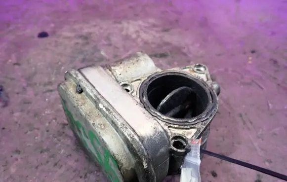 Volkswagen Touran I Throttle body valve 