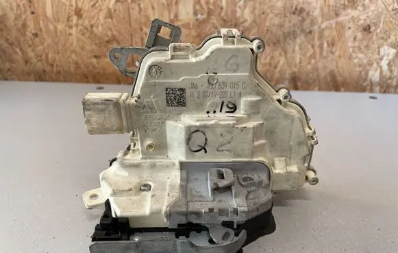 Audi Q2 - Rear door lock 4G0839015C