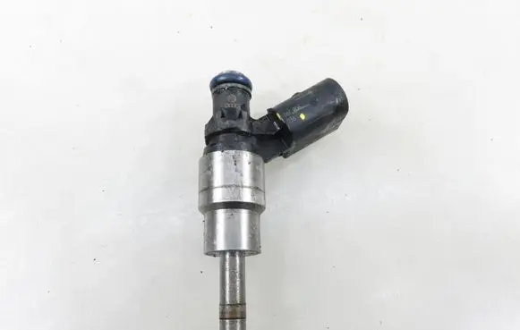 Volkswagen PASSAT B6 Fuel injector 06F906036