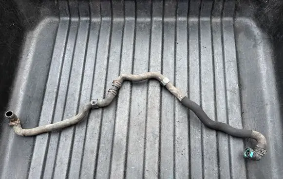 Engine coolant pipe/hose