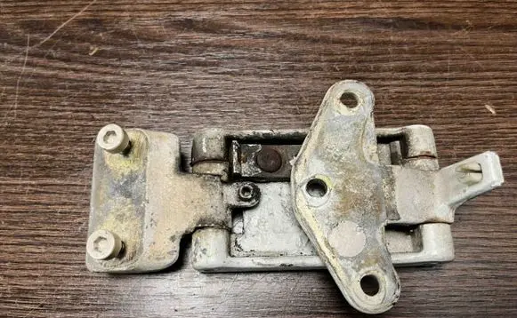 Iveco Daily 3rd gen Loading door lower hinge 504027554
