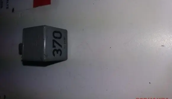 Volkswagen PASSAT B5 Other relay 8D0951253