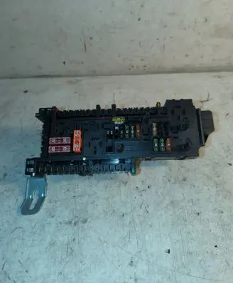 Mercedes-Benz C AMG W204 Fuse module 01670658