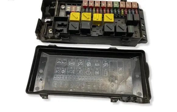 Land Rover Discovery Fuse module YQE000300