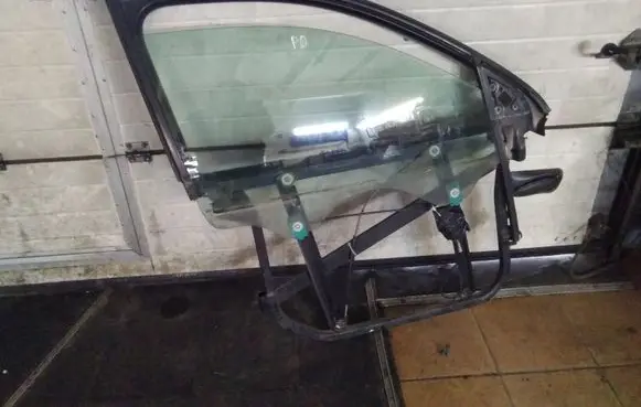 Front window lifting mechanism without motor