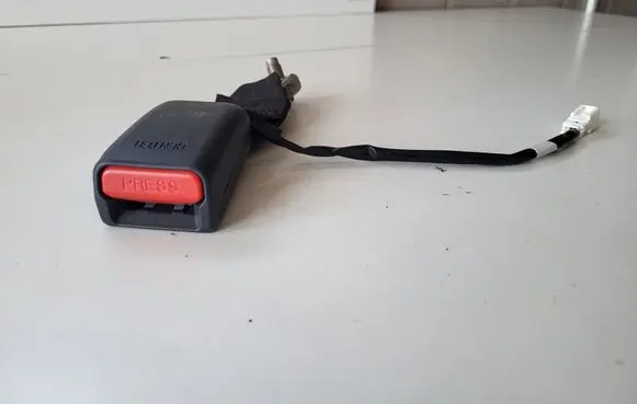Nissan Pulsar Rear seatbelt buckle
