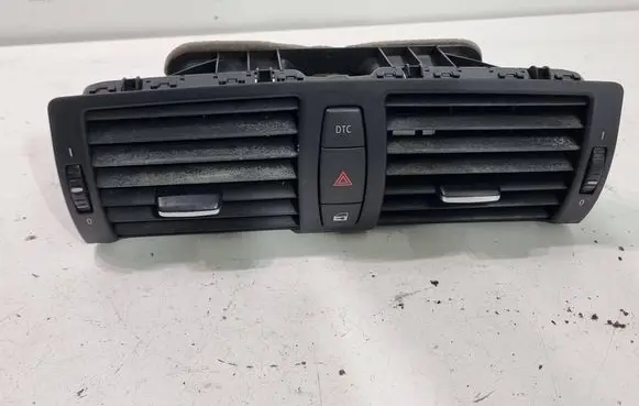 BMW 1 E81 E87 Dash center air vent grill 7059189