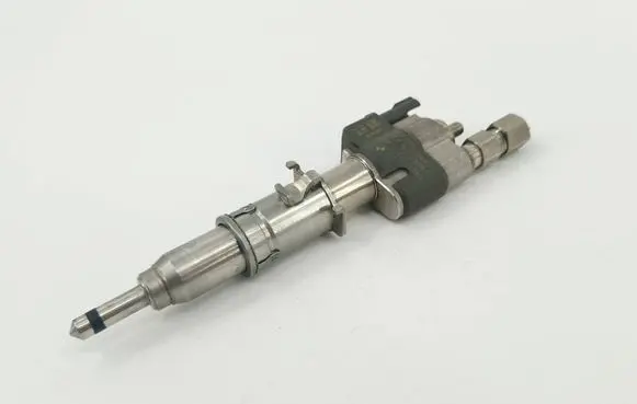 BMW 1 E81 E87 Fuel injector 7589048