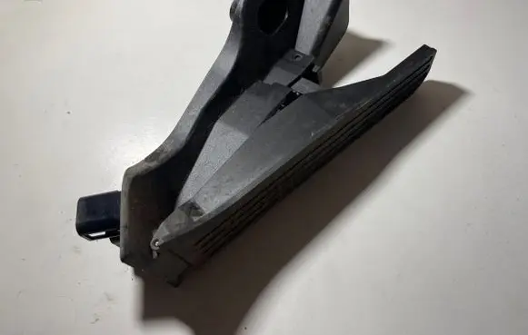Volkswagen Golf Plus Accelerator throttle pedal 1K1721503BD